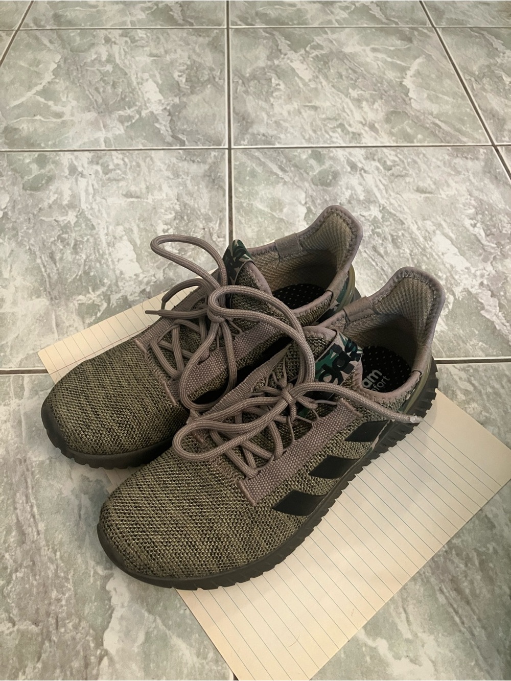 Men's Adidas Cloud foam Sneakers size 8.5